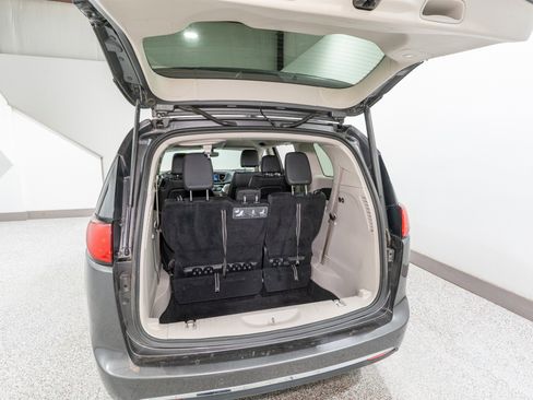 Used 2020 Chrysler Pacifica Touring-L image 30