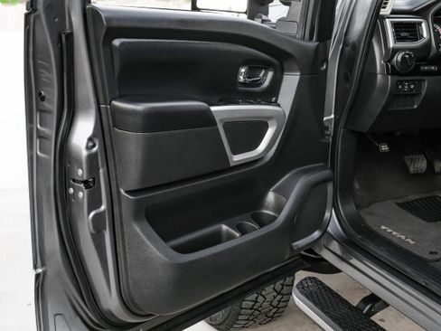 Used 2017 Nissan Titan SV image 38