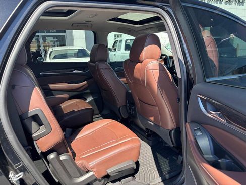 Used 2018 Buick Enclave Avenir AWD/4WD image 13
