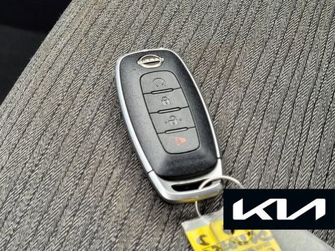 Used 2023 Nissan Rogue SV FWD image 30