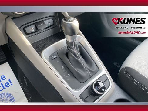 Used 2025 Hyundai Venue SEL image 21