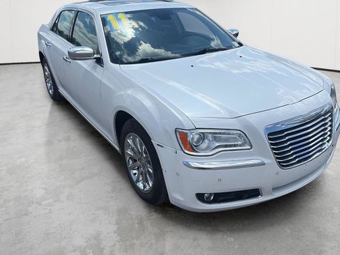 Used 2011 Chrysler 300 Limited RWD image 2