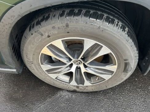 Used 2023 Toyota Highlander XLE image 9