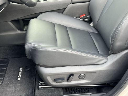 Used 2025 Nissan Rogue SL w/ SL Premium Package image 11