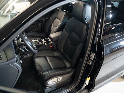 Certified 2026 Porsche Macan AWD/4WD image 5