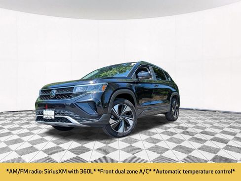 Used 2024 Volkswagen Taos SE AWD/4WD image 2