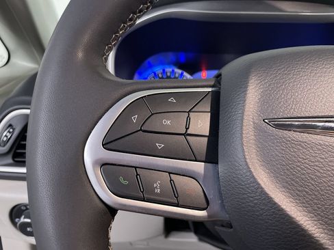 Used 2023 Chrysler Pacifica Touring-L FWD image 24