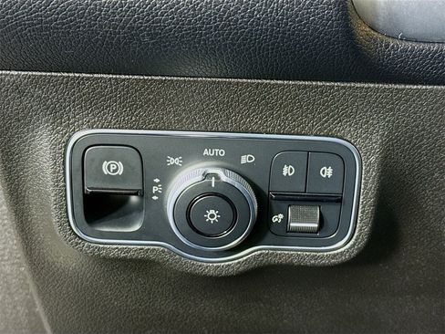 Used 2020 Mercedes-Benz GLB 250 4MATIC w/ Premium Package image 19