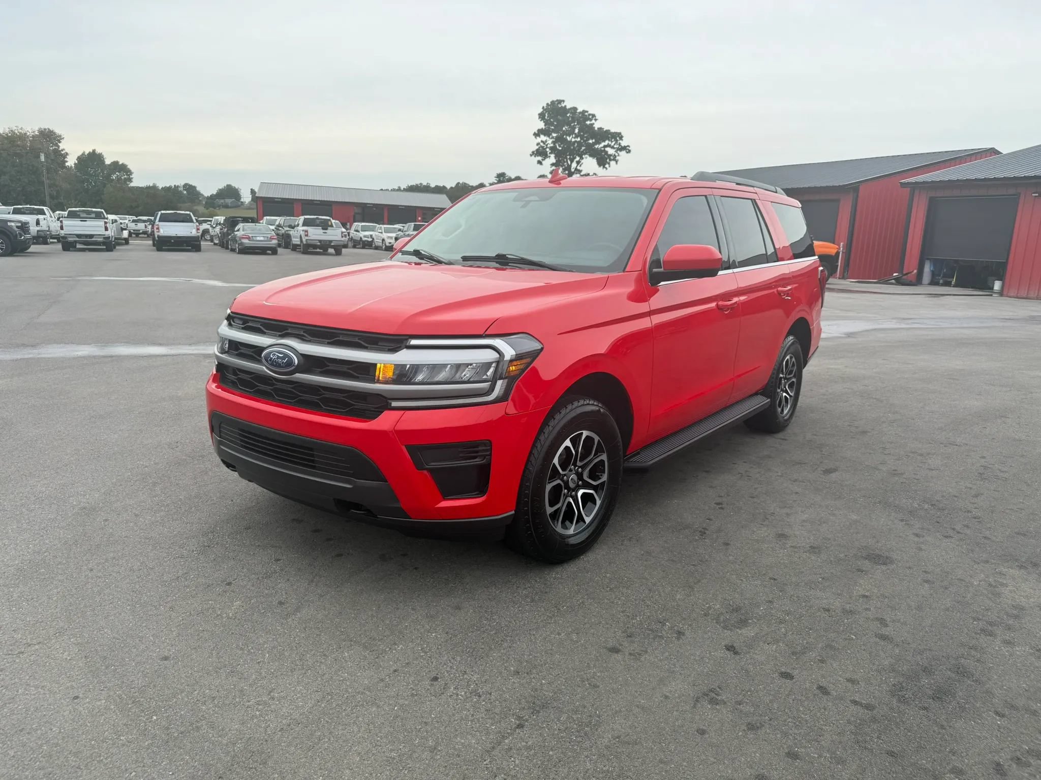 Used 2023 Ford Expedition XLT AWD/4WD image 2