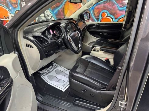 Used 2015 Chrysler Town & Country Touring w/ Driver Convenience Group FWD image 11