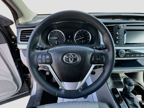 Used 2015 Toyota Highlander Plus FWD image 11