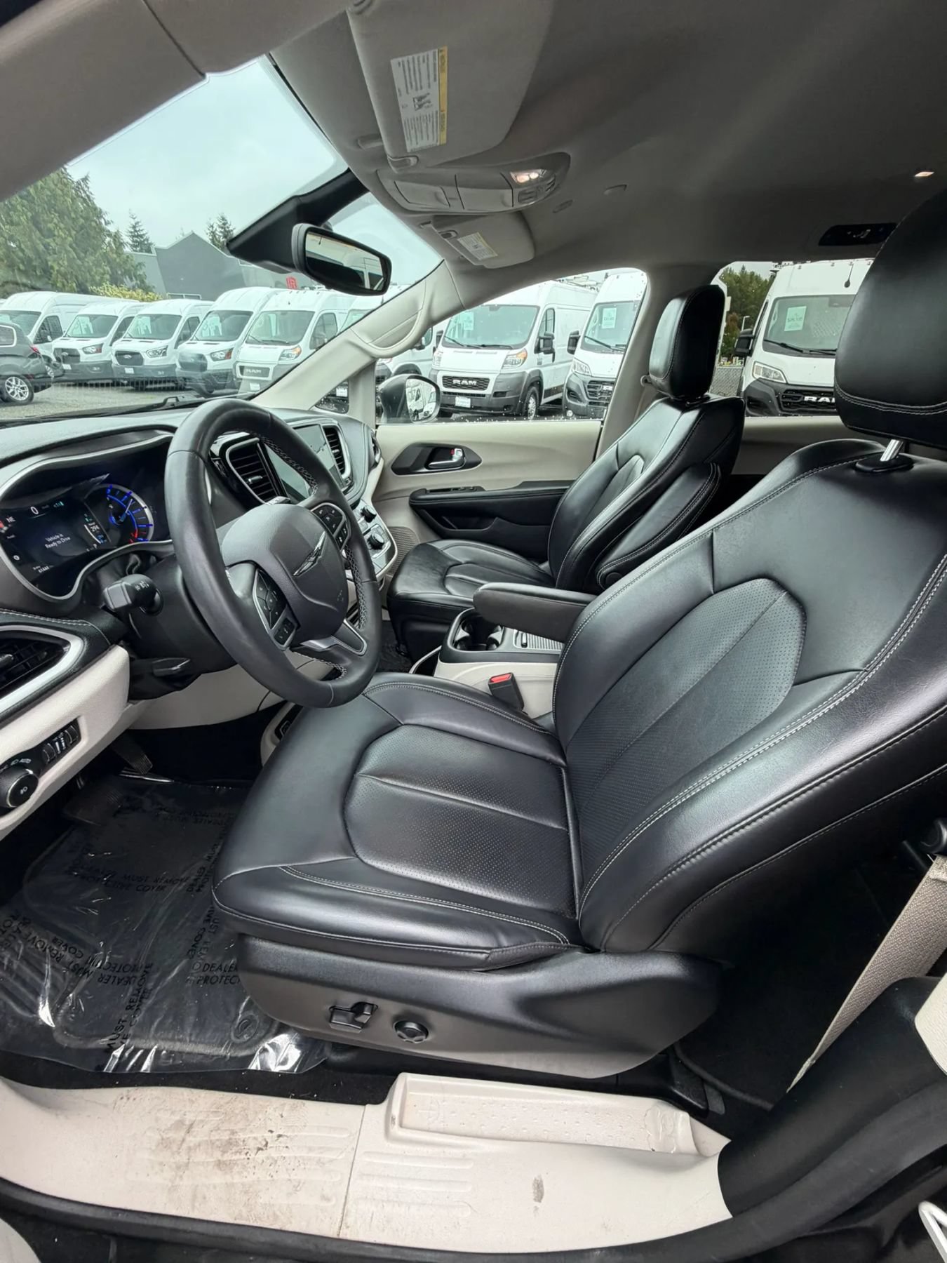 Used 2023 Chrysler Pacifica Touring-L FWD image 25