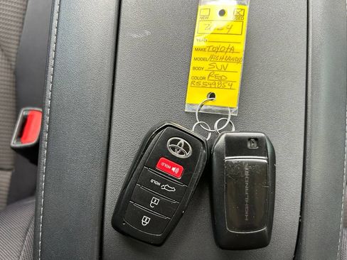Used 2024 Toyota Highlander LE FWD image 54