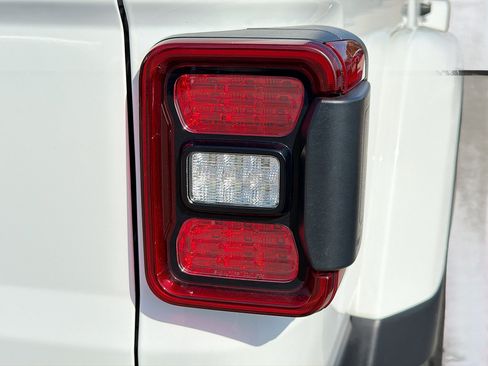 Used 2021 Jeep Gladiator Rubicon image 10