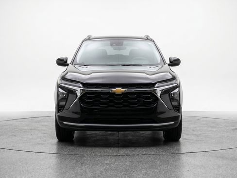 Used 2025 Chevrolet Trax LT w/ LT Convenience Package FWD image 2