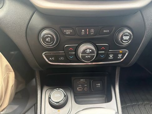 Used 2018 Jeep Cherokee Overland image 27