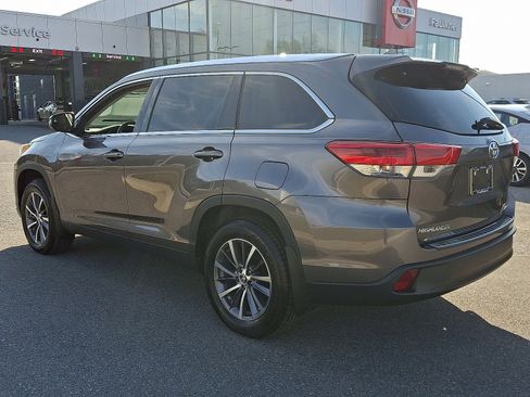 Used 2019 Toyota Highlander XLE image 4