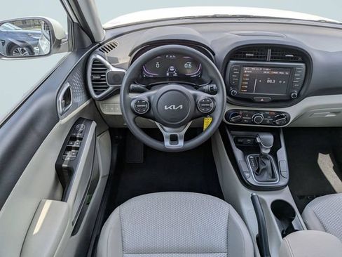 Used 2025 Kia Soul LX w/ LX Technology Package FWD image 14
