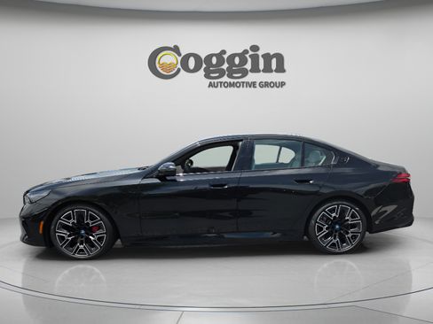 Used 2025 BMW 550e xDrive w/ Premium Package AWD/4WD image 2