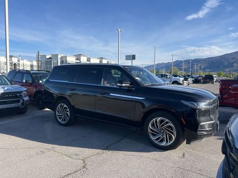 Used 2025 Lincoln Navigator Reserve image 2