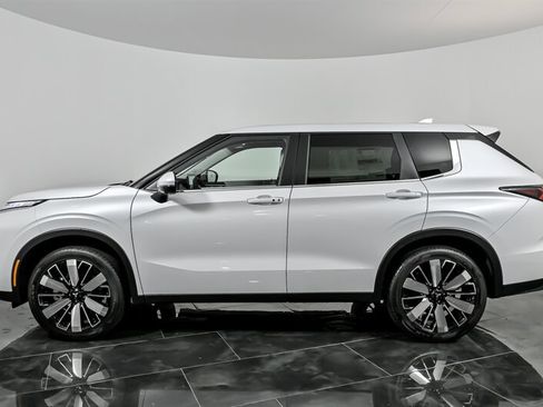 New 2025 Mitsubishi Outlander SE image 6