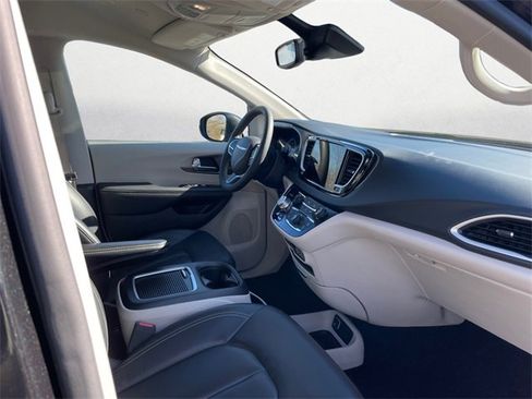 Used 2023 Chrysler Pacifica Touring-L image 15