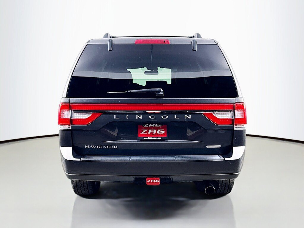 Used 2016 Lincoln Navigator Select RWD image 4
