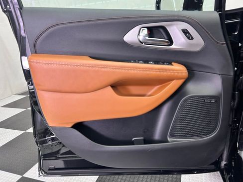 New 2026 Chrysler Pacifica Pinnacle image 16