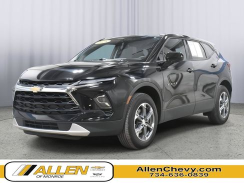 Used 2025 Chevrolet Blazer LT FWD image 1