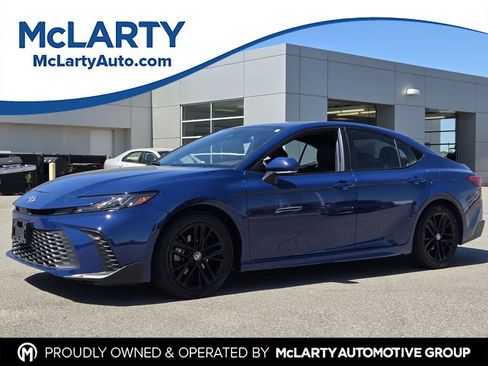 Used 2025 Toyota Camry SE image 1