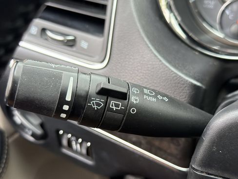 Used 2016 Chrysler Town & Country Touring-L w/ Driver Convenience Group FWD image 28