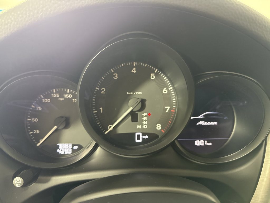 Certified 2025 Porsche Macan AWD/4WD image 36