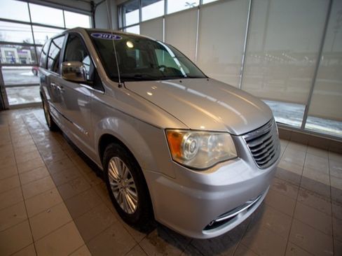 Used 2012 Chrysler Town & Country Limited image 4
