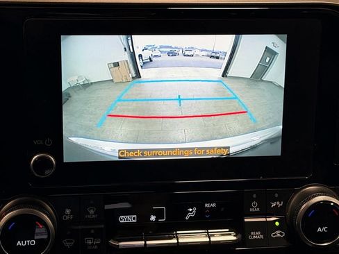 Used 2023 Toyota Highlander XLE image 25