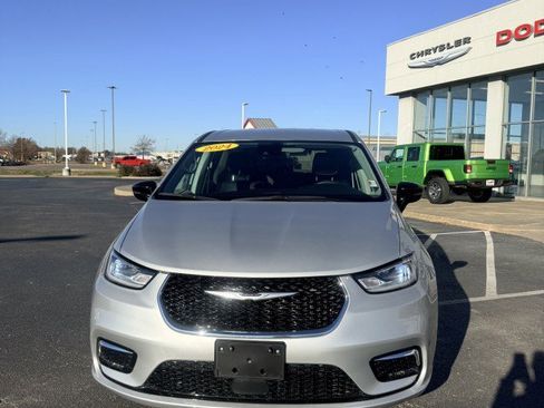 Used 2024 Chrysler Pacifica Touring-L FWD image 3