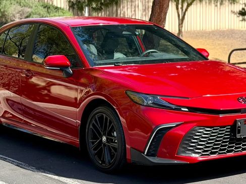 Used 2025 Toyota Camry SE w/ Convenience Package image 1