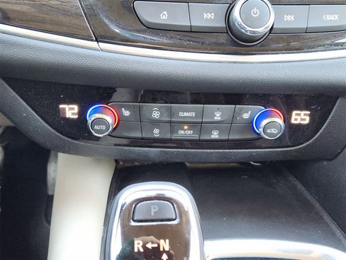 Used 2018 Buick Enclave Essence image 18