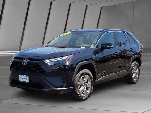 Used 2025 Toyota RAV4 XLE AWD/4WD image 8