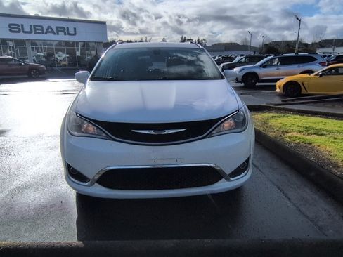 Used 2018 Chrysler Pacifica Touring-L image 3