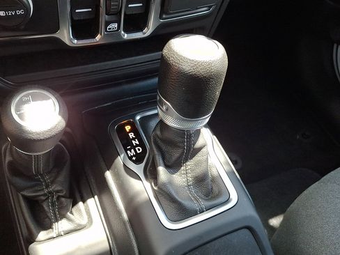 Used 2024 Jeep Wrangler Unlimited w/ Convenience Group AWD/4WD image 14