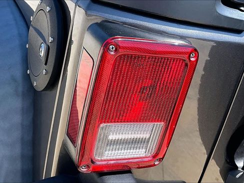 Used 2018 Jeep Wrangler Unlimited Sport S AWD/4WD image 26