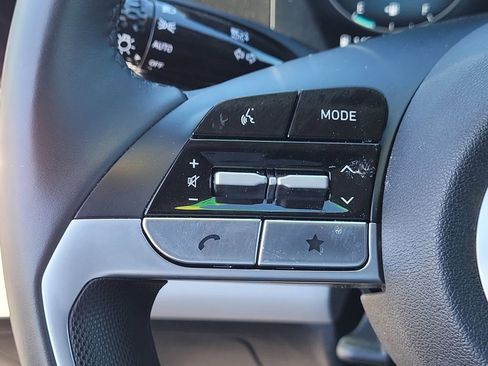 Used 2025 Hyundai Elantra Limited FWD image 18