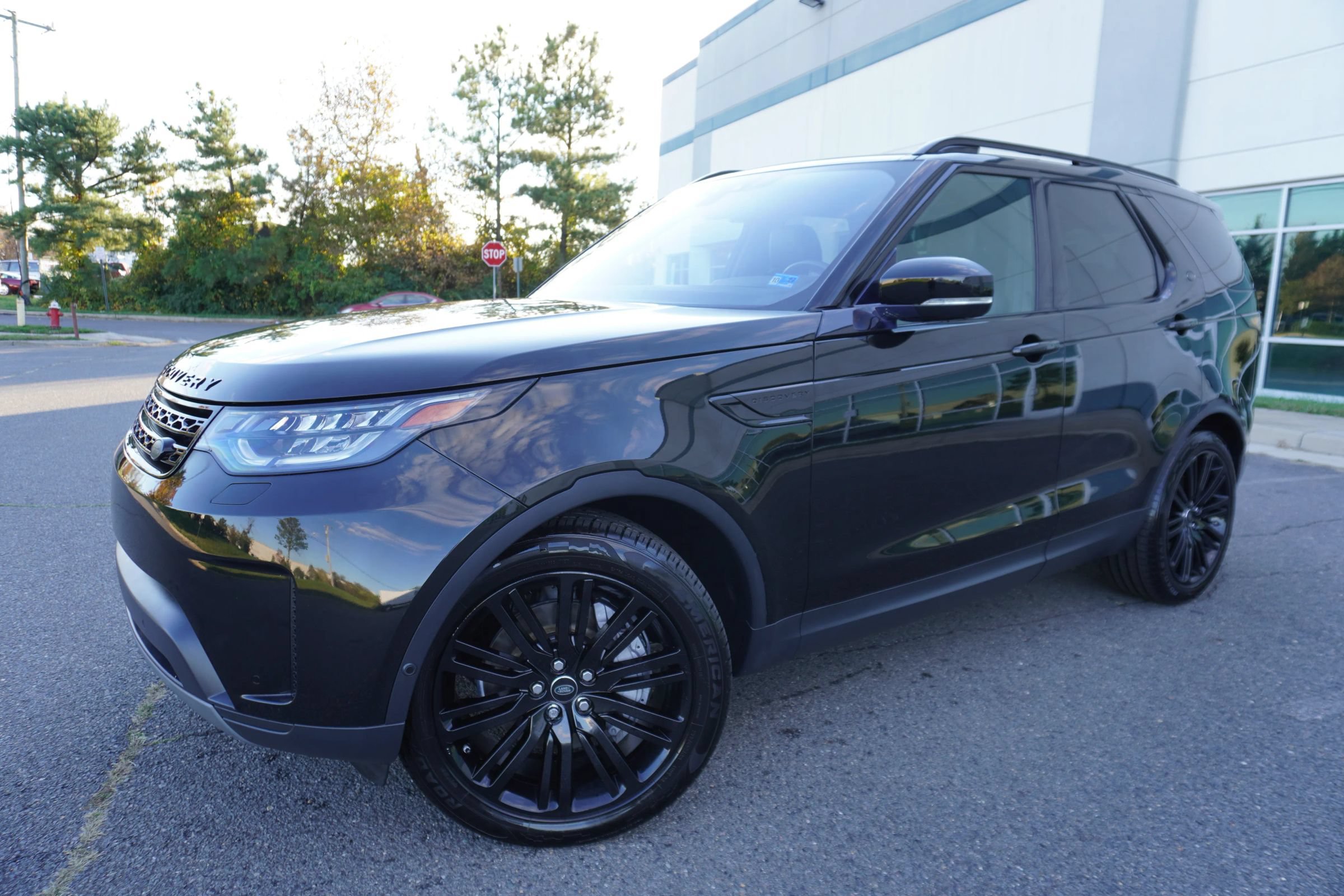 Used 2018 Land Rover Discovery HSE AWD/4WD image 3