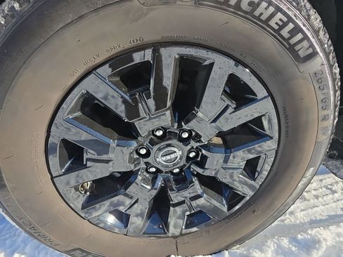 Used 2022 Nissan Frontier SV w/ Graphics Package image 12