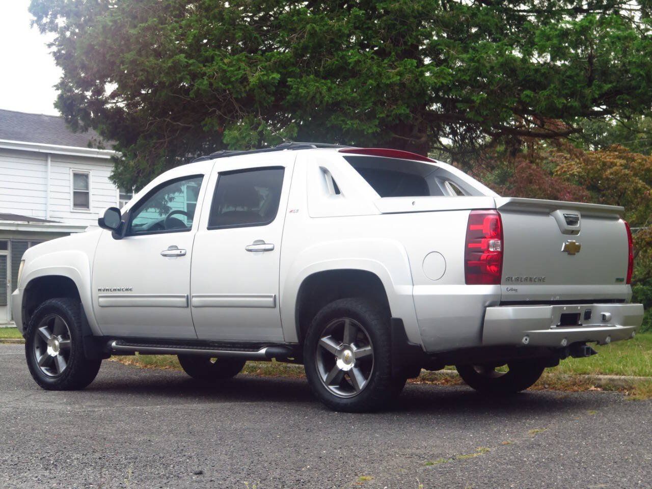 Used 2011 Chevrolet Avalanche LT w/ Luxury Package AWD/4WD image 3