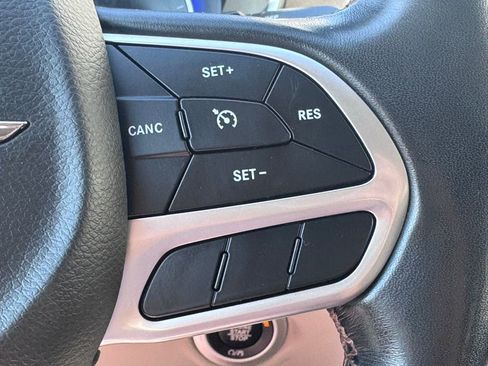 Used 2020 Chrysler Pacifica Touring-L image 35