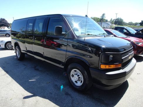 Used 2017 Chevrolet Express 2500 Extended RWD image 3
