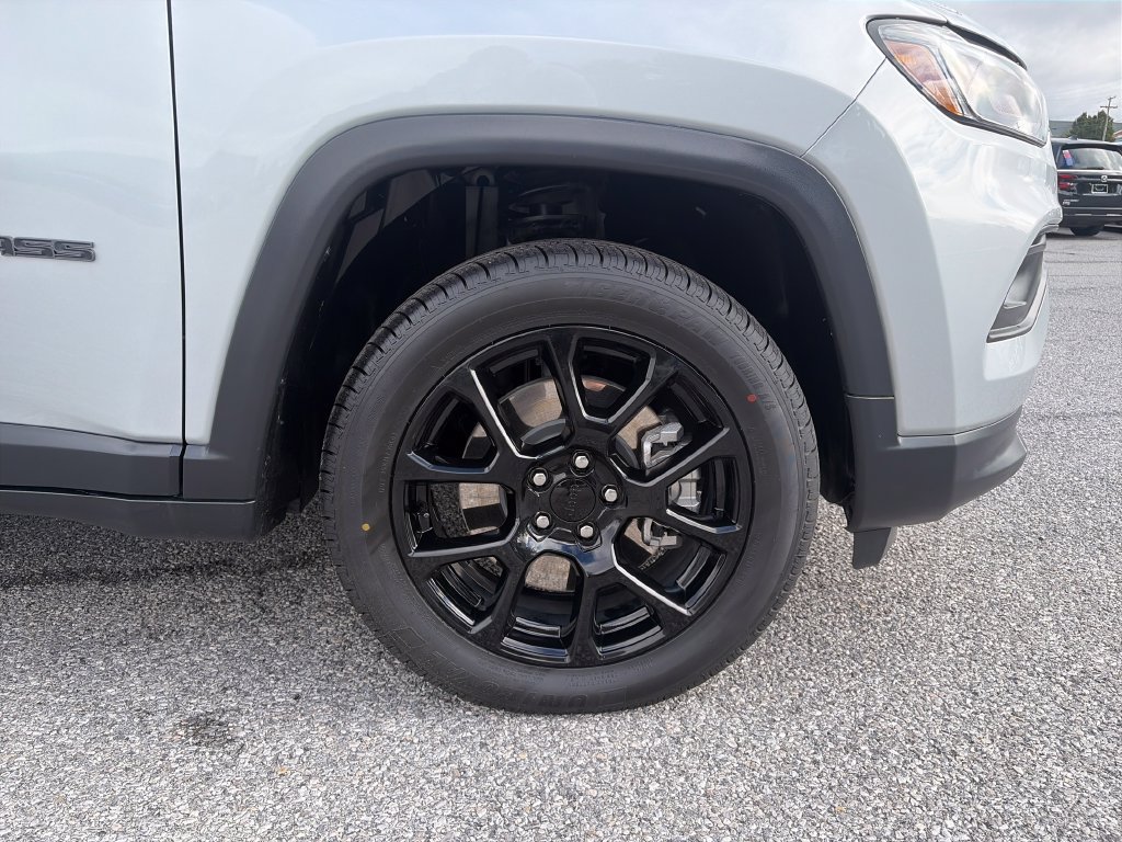 Used 2024 Jeep Compass Latitude w/ Convenience Group AWD/4WD image 44