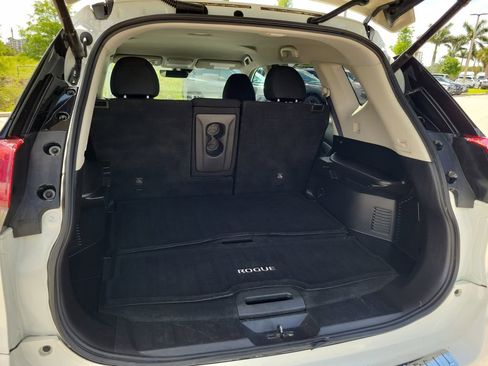 Used 2019 Nissan Rogue SV w/ Premium Package FWD image 14