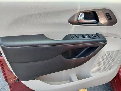Used 2023 Chrysler Pacifica Touring-L FWD image 48